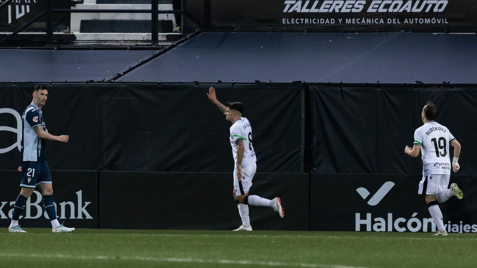 Kuki Zalazar celebra el gol que abrió el camino de la victoria del Ceuta ante el Córdoba CF.