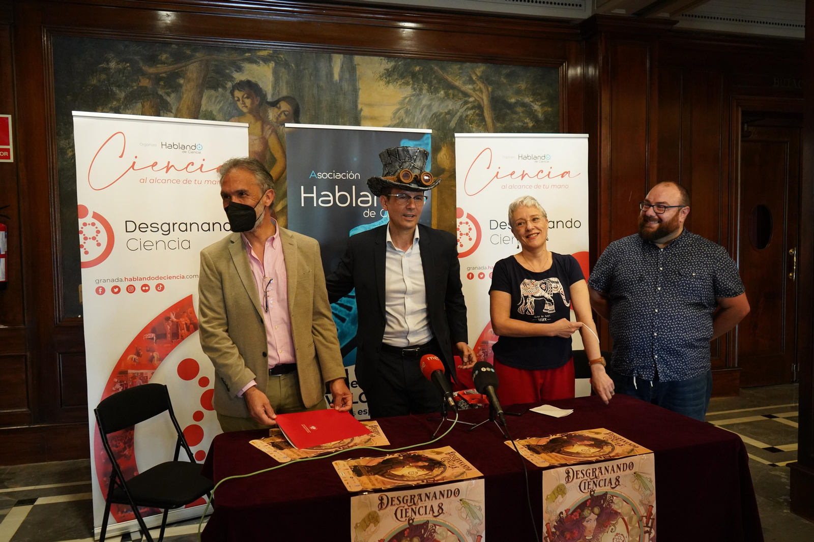 Imagen de la presentación de 'Desgranando Ciencia' en el Teatro Isabel La Católica