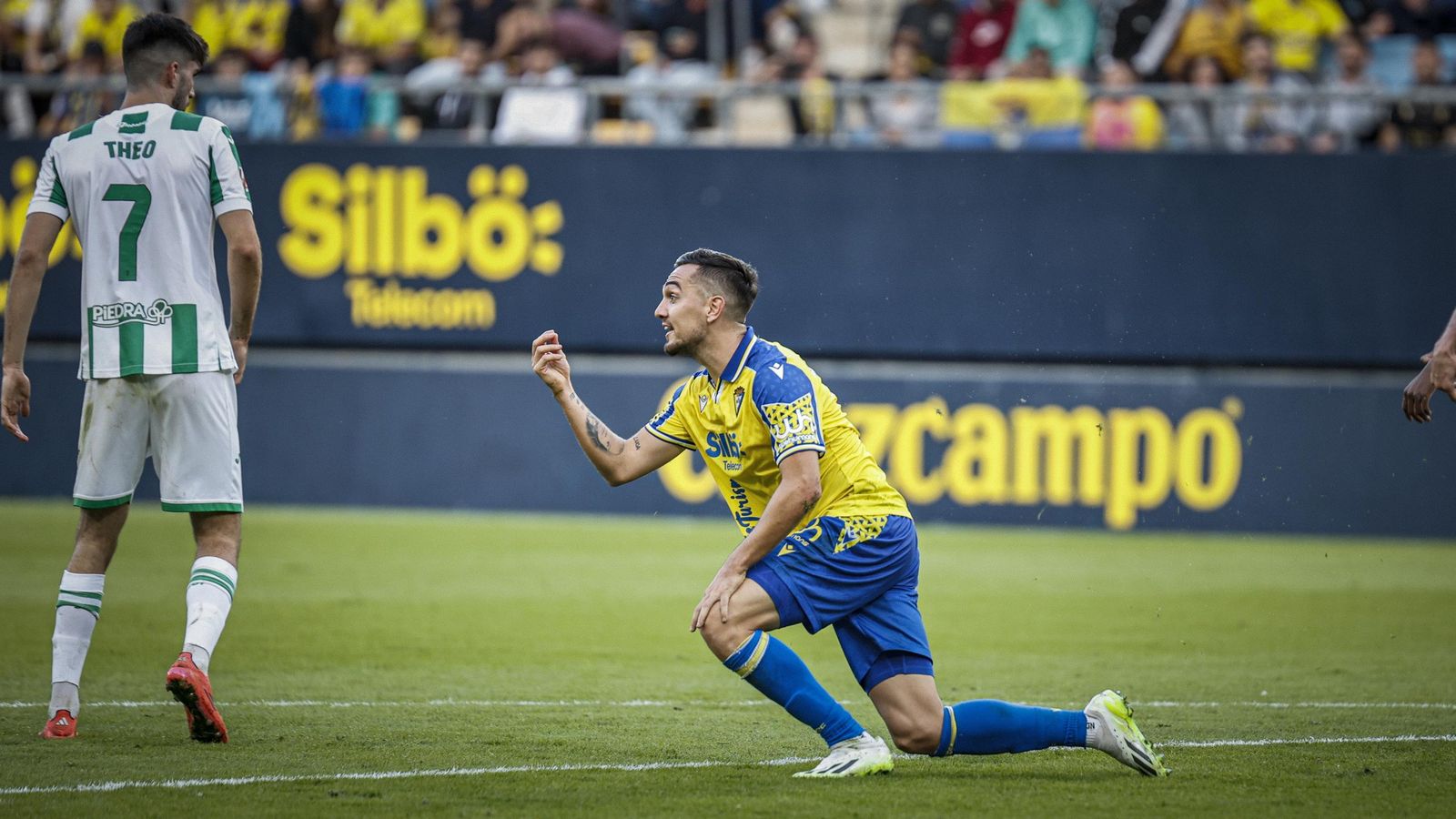 Búscate entre las imágenes del partido de fútbol entre Cádiz CF y Córdoba CF