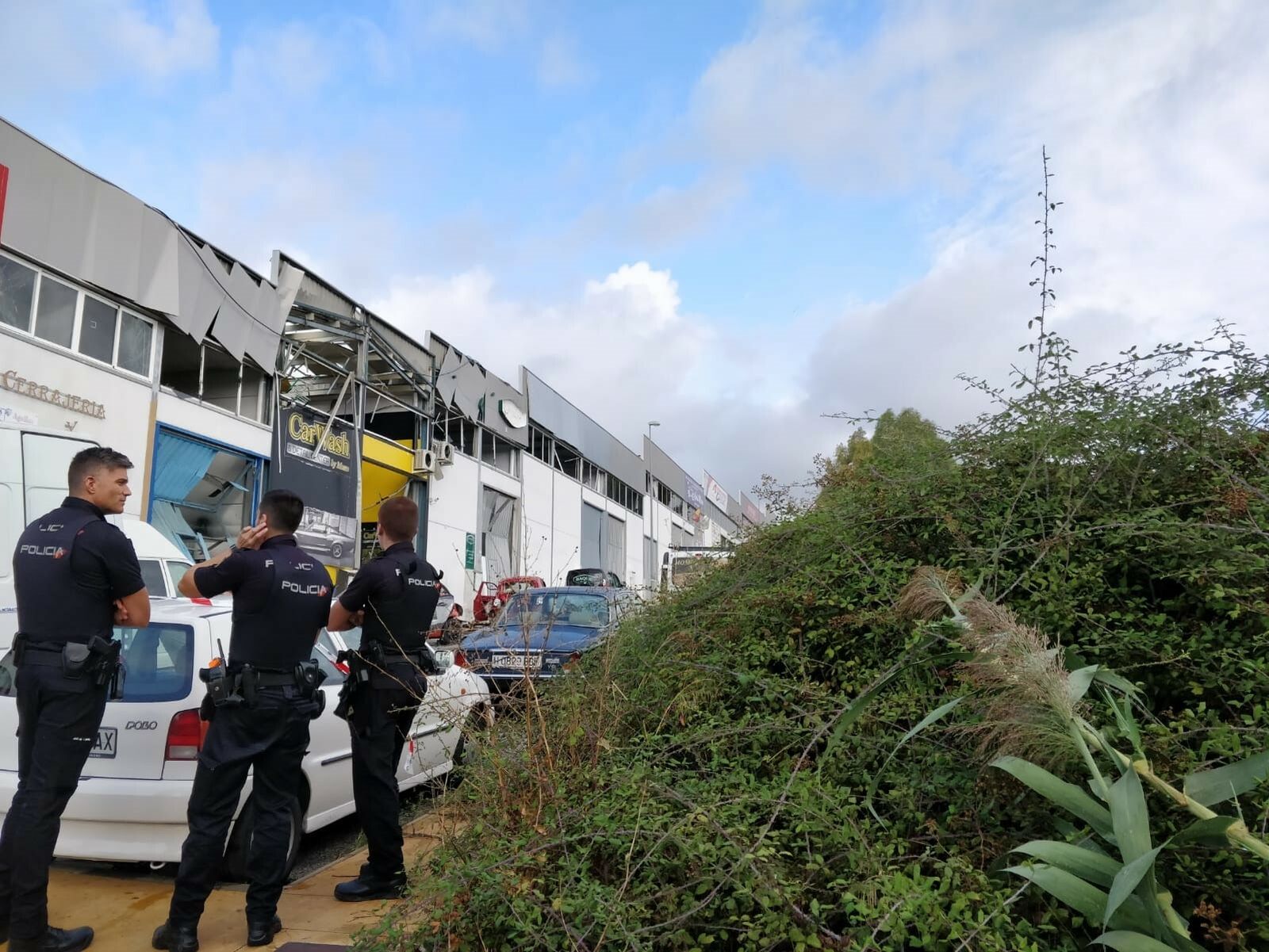 Policías nacionales durante una explosión en San Pedro Alcántara