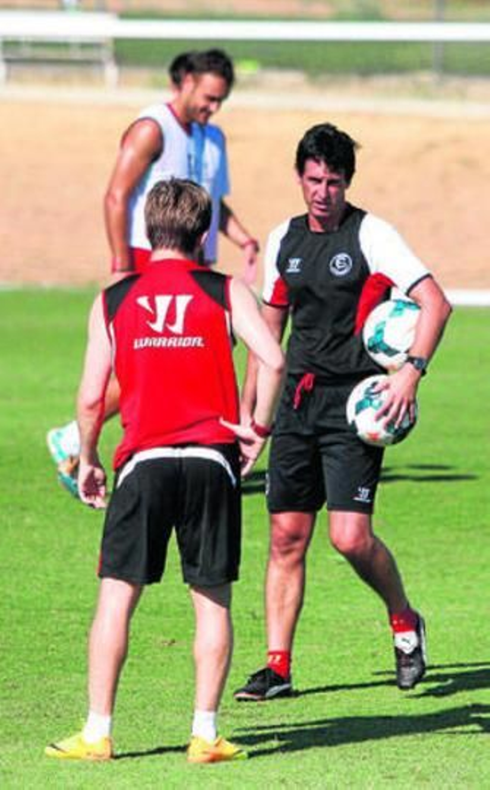 Emery dialoga con Marko Marin durante un receso de la sesión de entrenamiento de ayer.