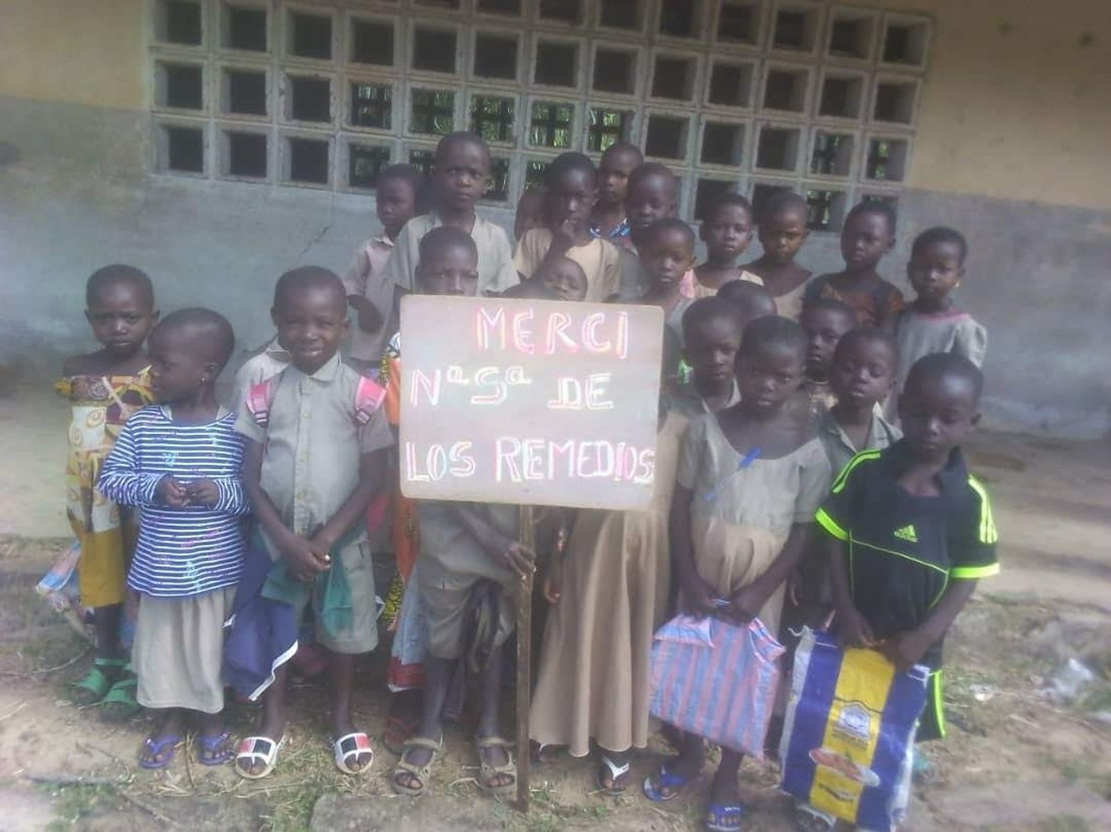 Los alumnos de un colegio de Togo agradecen la ayuda de los escolares de Vegas del Genil.
