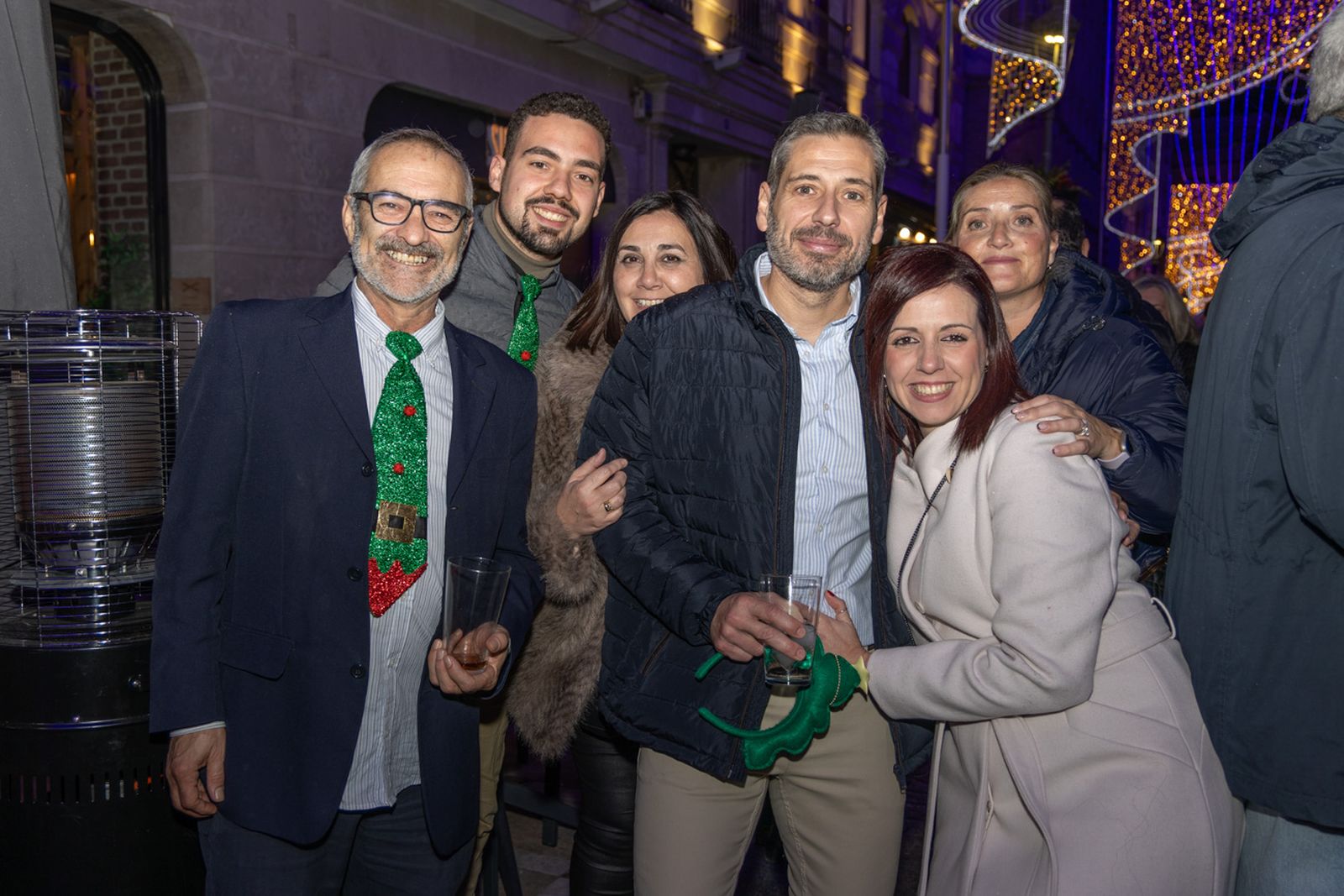 Los jiennenses disfrutan del centro de la ciudad, rodeados de un ambiente navideño