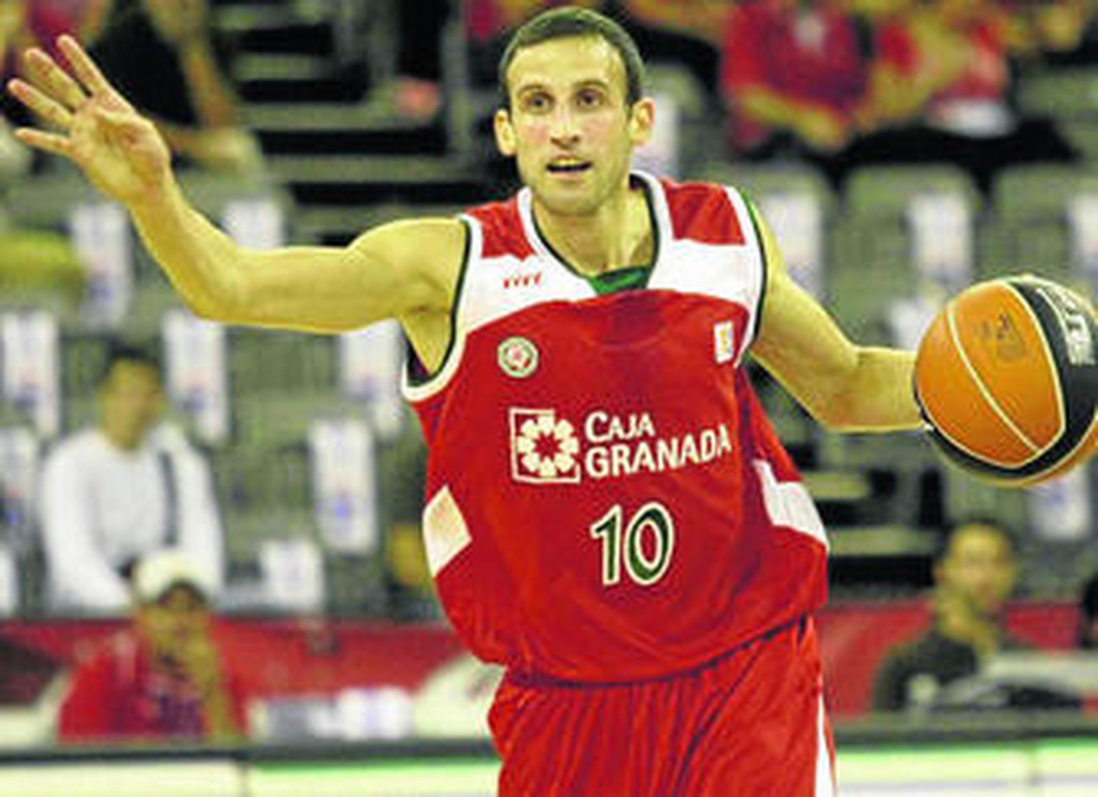 Nicolás Gianella ordena una jugada durante el partido ante el Meridiano Alicante.