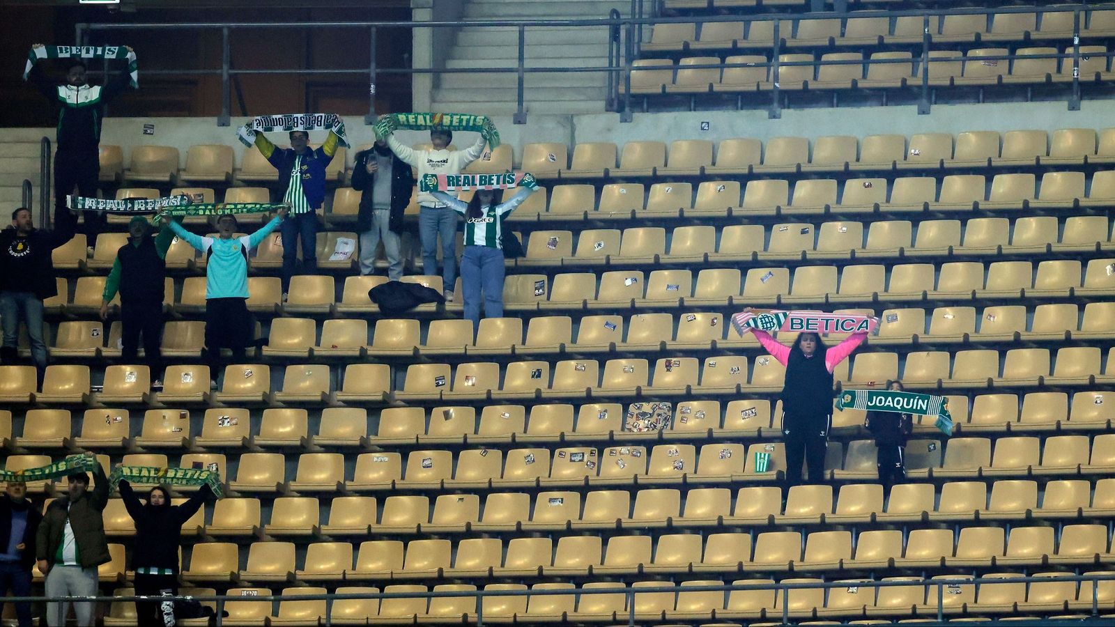 Aficionados del Betis en La Cartuja en el duelo contra el Elche.