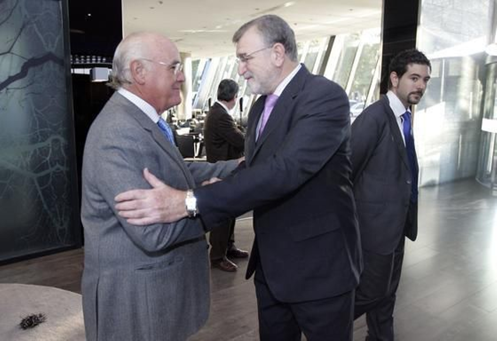 El consejero editorial del Grupo Joly Manuel Concha saluda al rector.

Foto: José Martínez / O. Barrionuevo