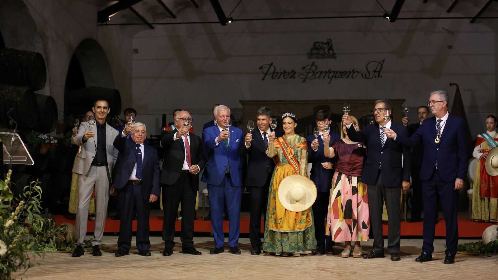 Brindis conjunto durante el acto del pregón