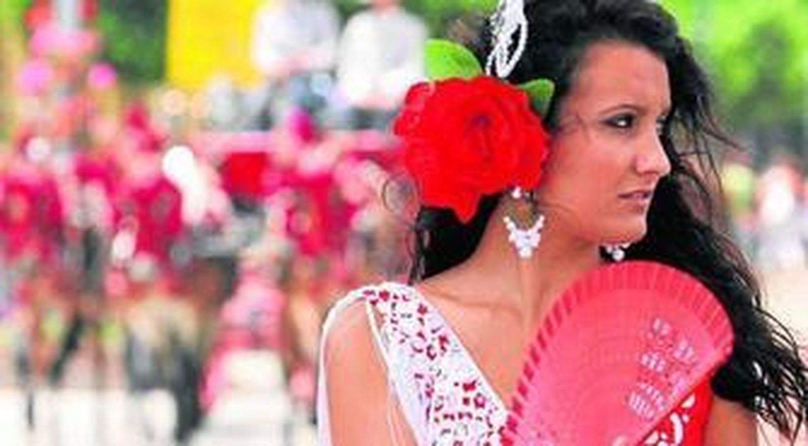 Una joven se abanica en la Feria del año pasado.