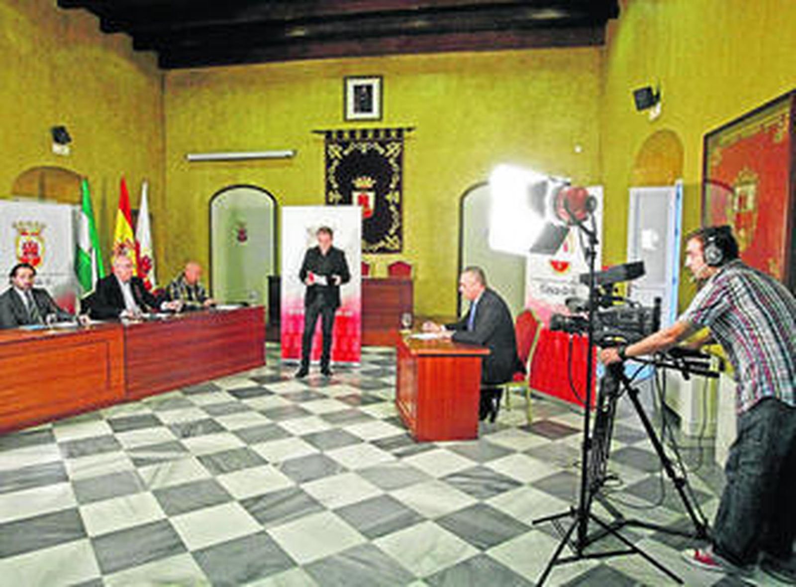 Momento de la entrevista grabada por la televisión municipal, en el Palacio de los Gobernadores.