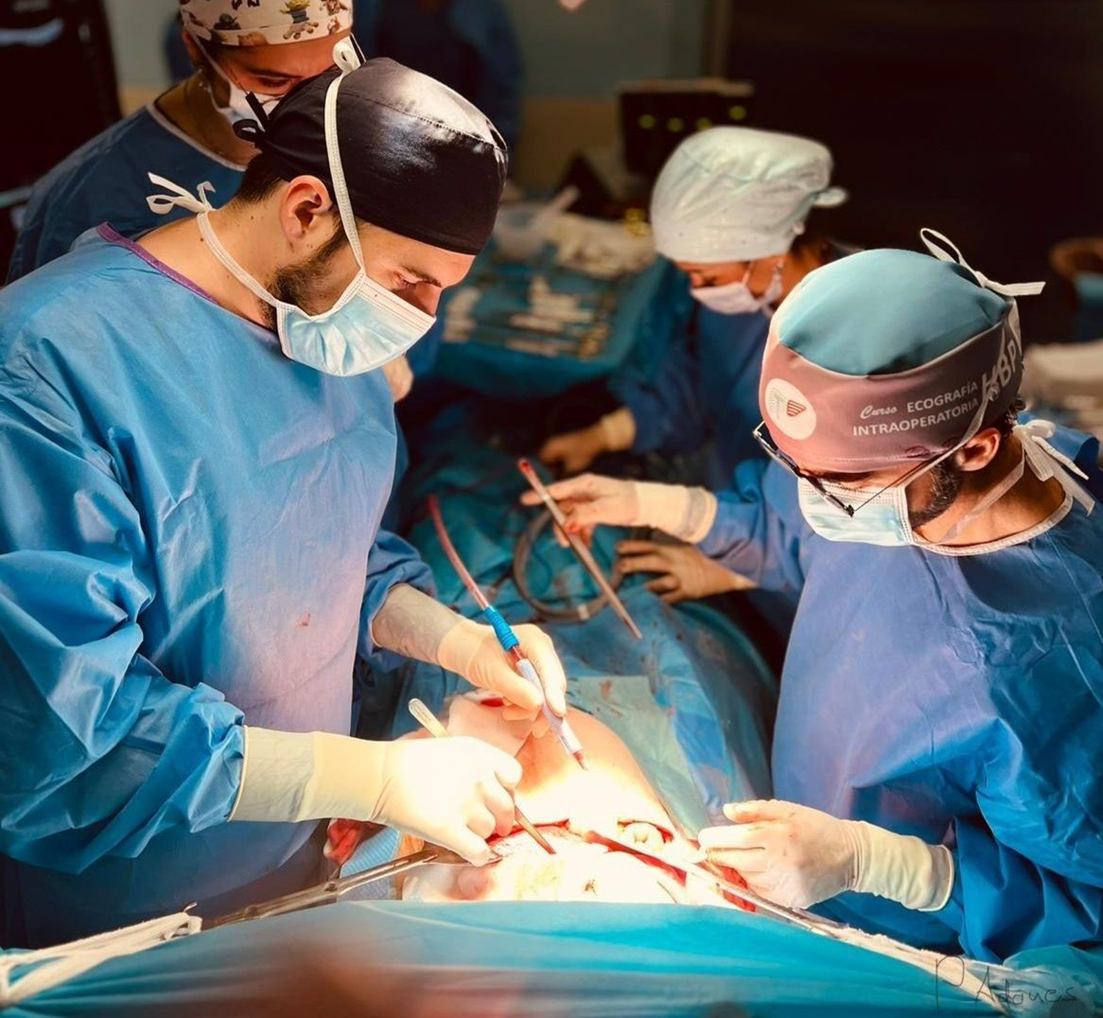 Dos cirujanos docentes del curso, a la izquierda el el doctor Alberto Gallego y a la derecha el doctior Darío Baena.