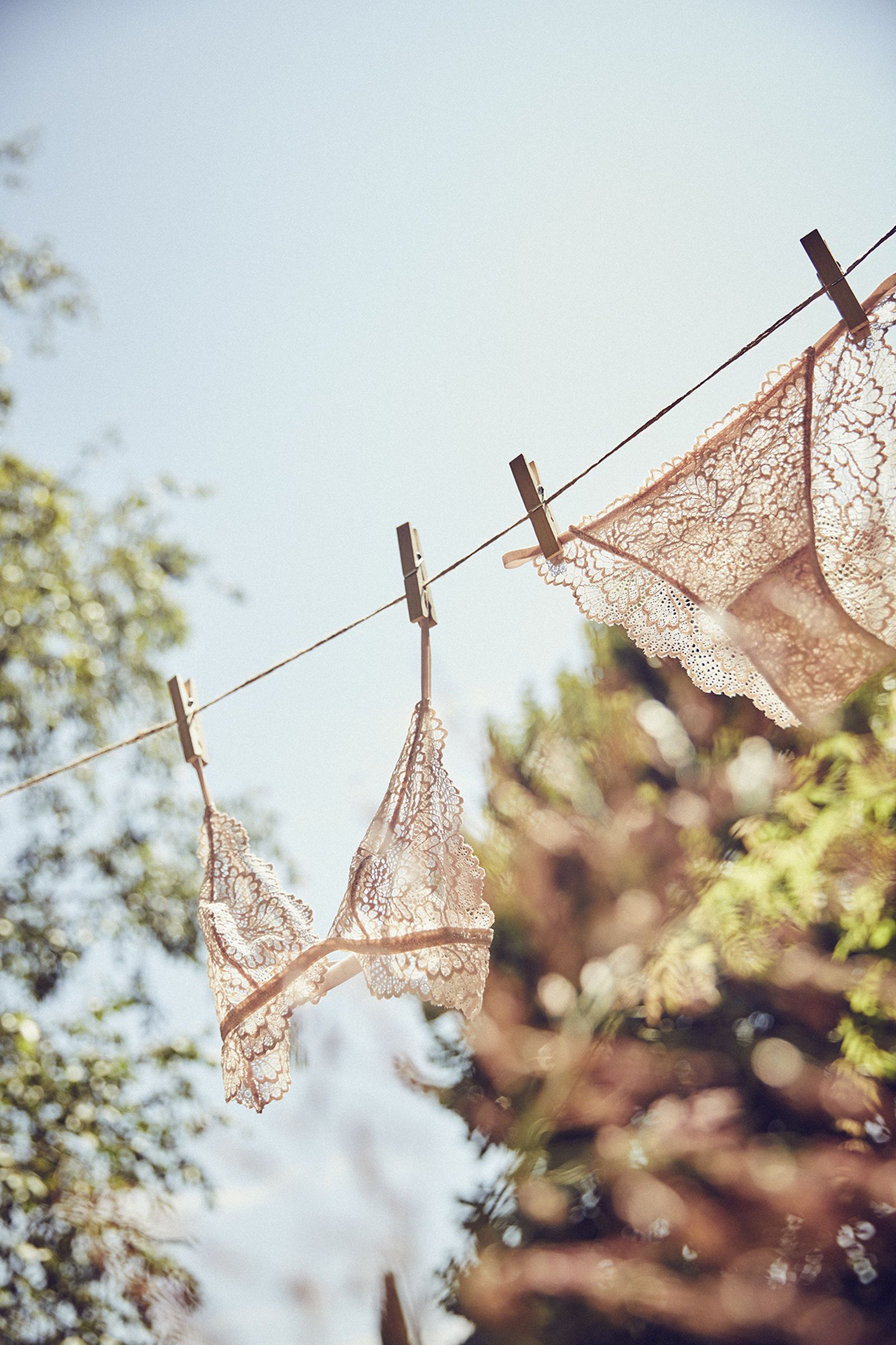 Conjunto en encaje dorado.