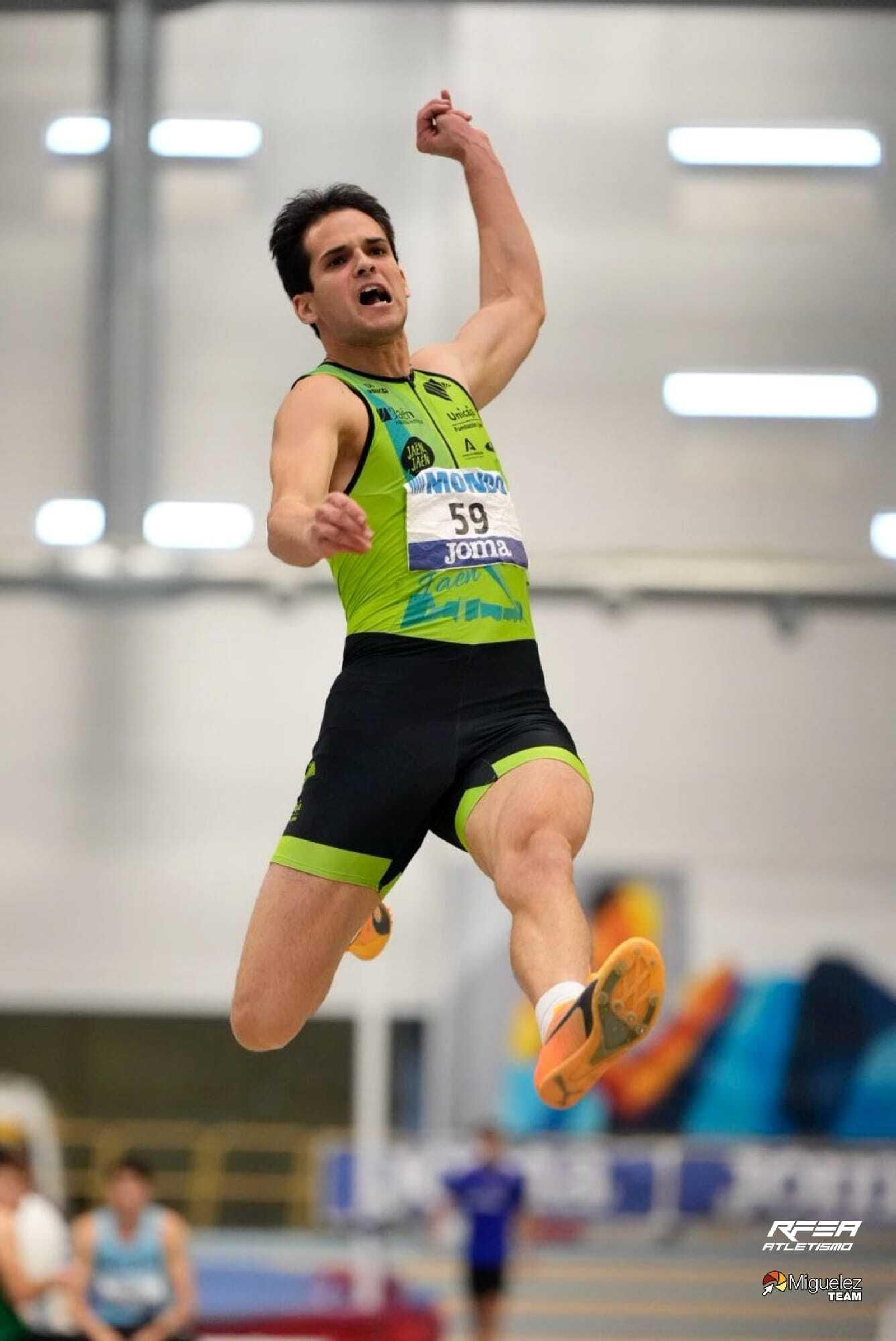 Fabián Mesa, en el aire en uno de sus saltos.