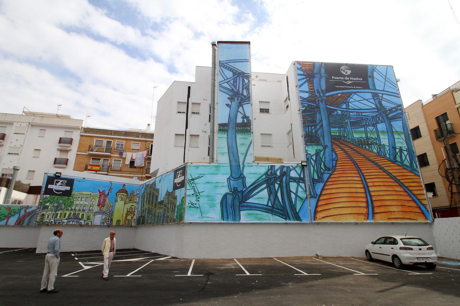 Dos mujeres miran con atención la obra de Andrés Espuelas.