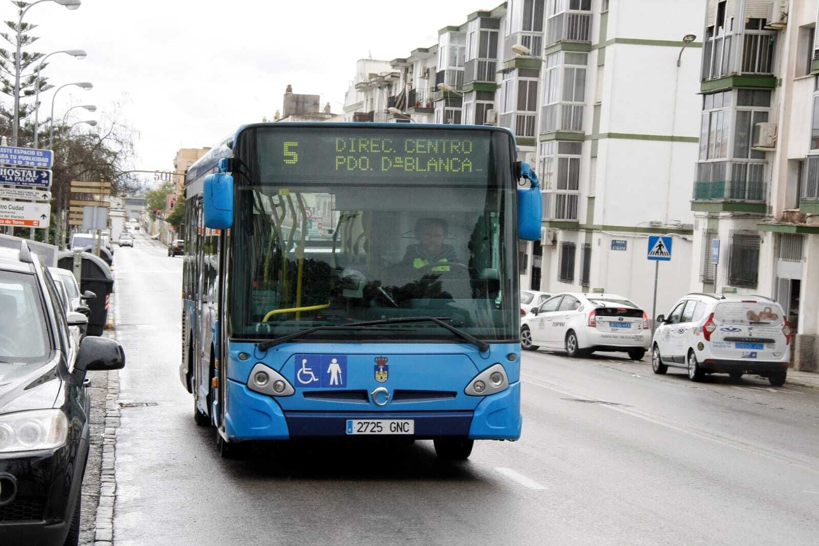Uno de los autobuses e la flota municipal.