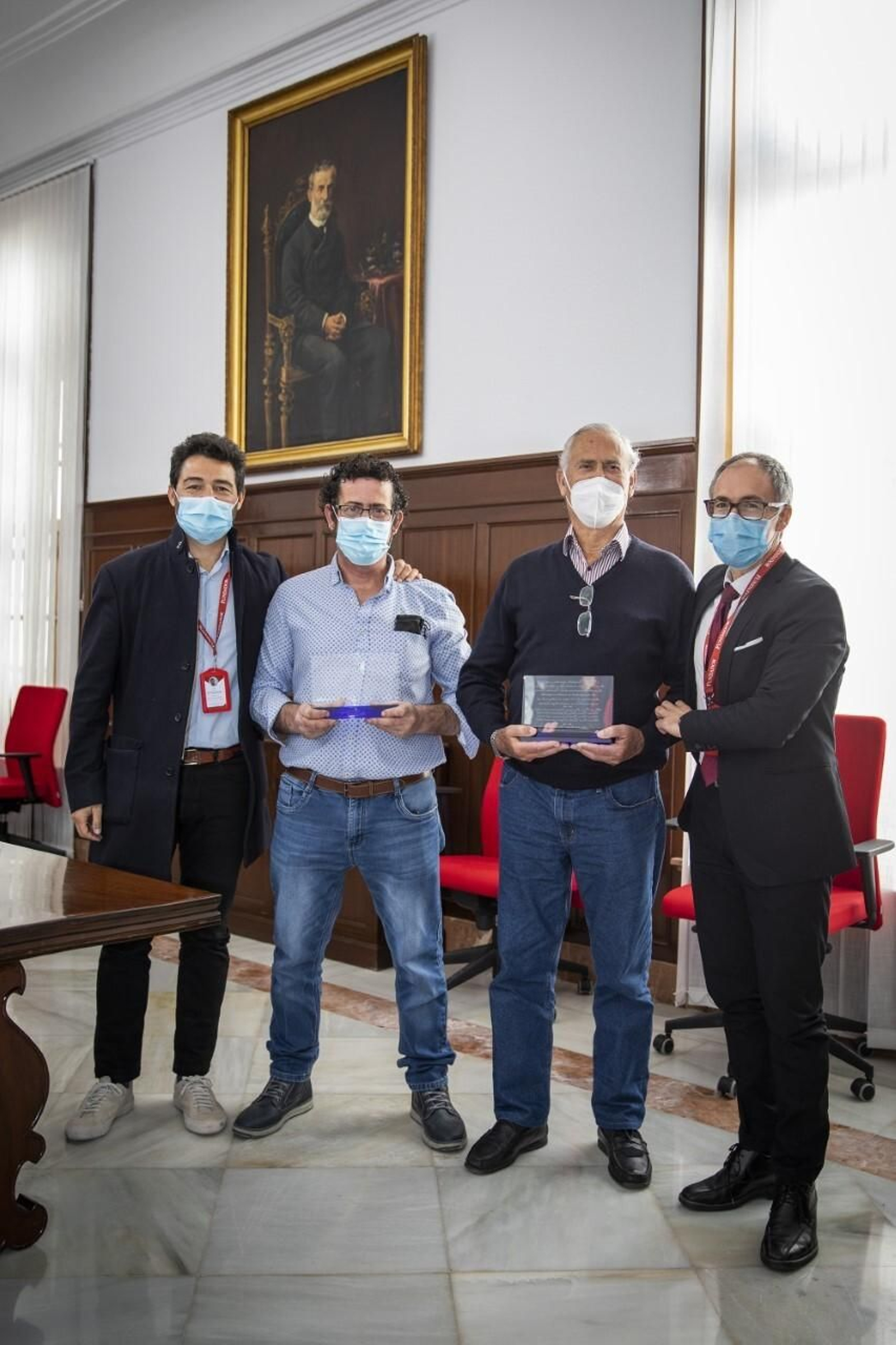 Manuel Tarrío padre e hijo con la placa conmemorativa, junto a responsables de Fundador.