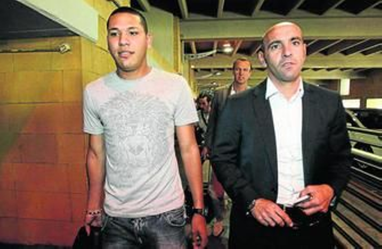 Maduro y Monchi, ayer a la llegada del holandés al aeropuerto de San Pablo, donde aterrizó a primera hora de la tarde.