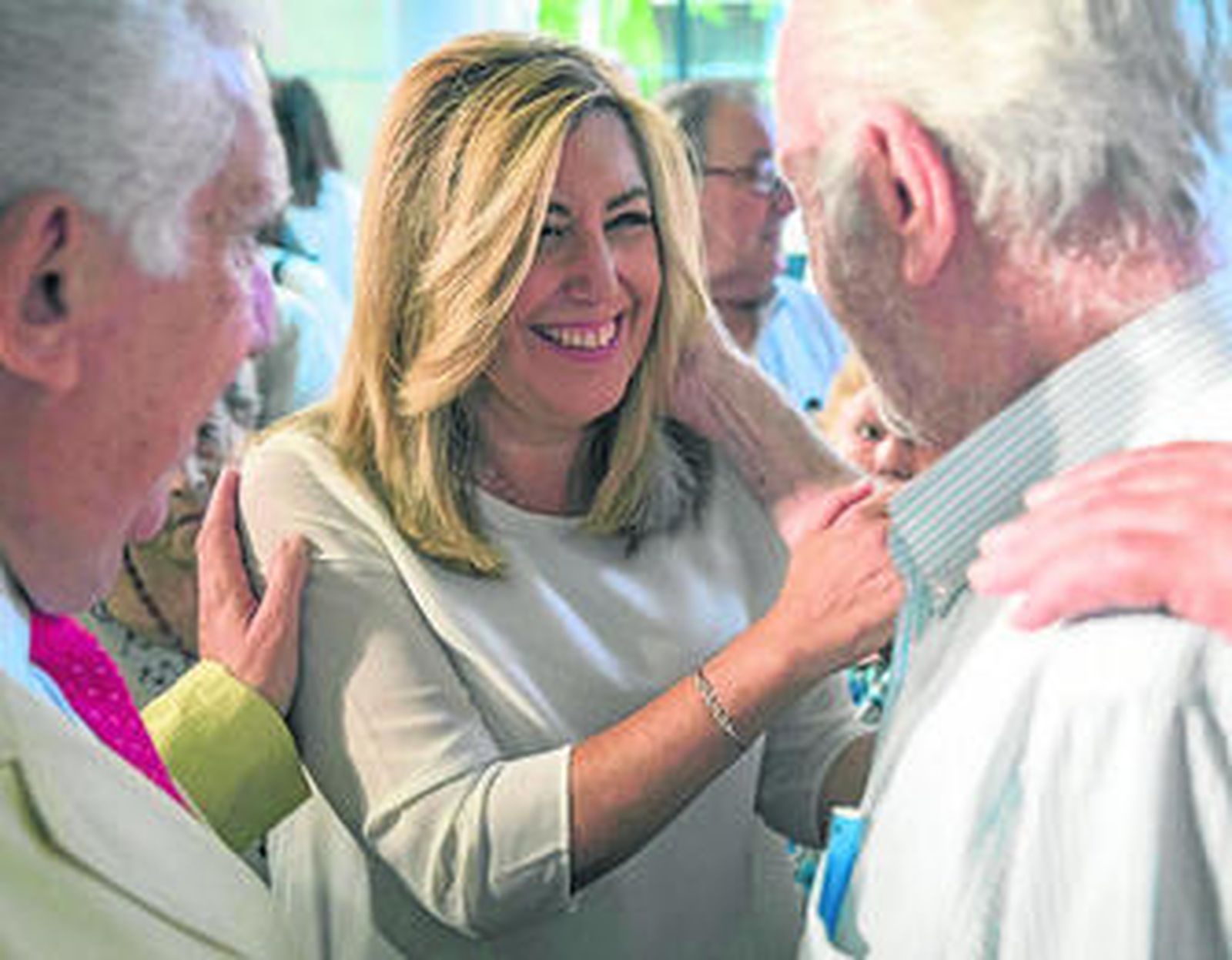 Susana Díaz saluda a dos de los asistentes al acto con mayores celebrado ayer en San Telmo.