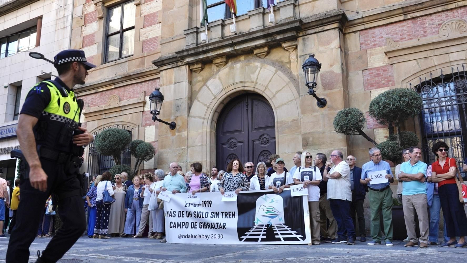 Fotos de la manifestación de la plataforma "Un siglo sin tren" en la plaza alta de Algeciras.