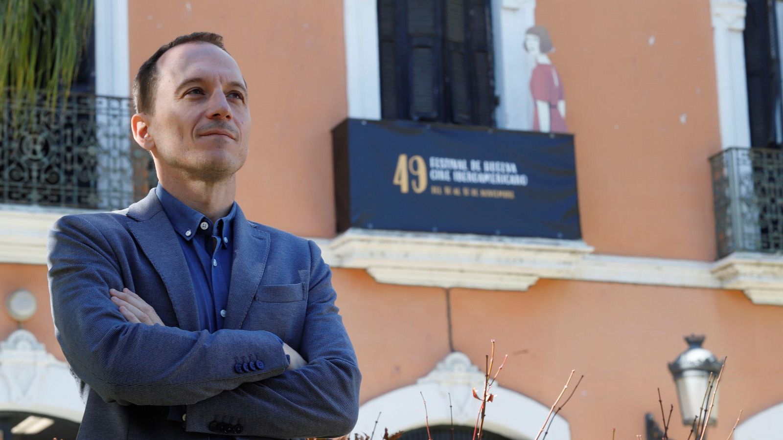 Manuel H. Martín, con el logo de la 49º edición del Festival de Huelva al fondo.
