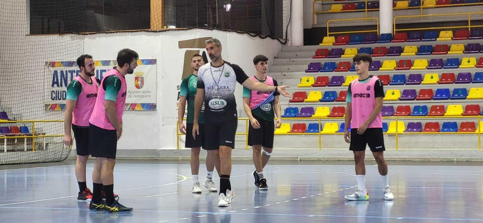 Crispi da órdenes en un entrenamiento. Crispi da órdenes en un entrenamiento.