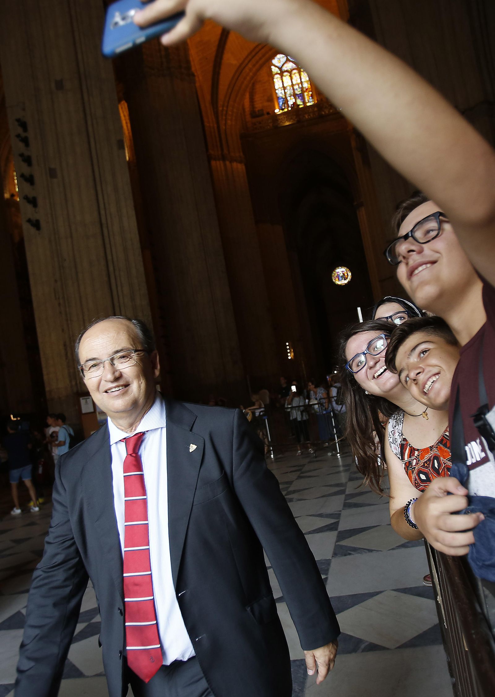 Tradicional ofrenda floral del Sevilla FC a la Virgen de los Reyes