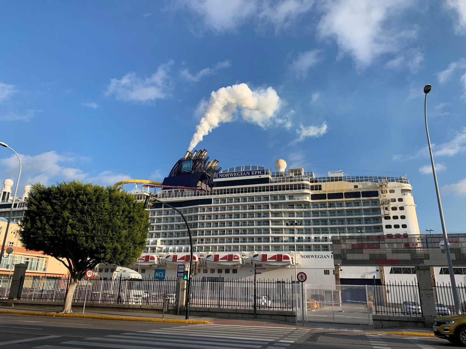 Imagen de la cuenta de Facebook del alcalde en la que se ve al Norwegian Epic que estuvo todo el día expulsando humo blanco a través de sus chimeneas