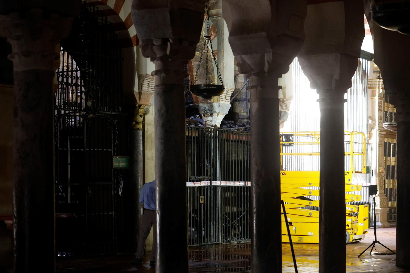 Trabajos en las capillas afectadas por el incendio en la Mezquita-Catedral de Córdoba.