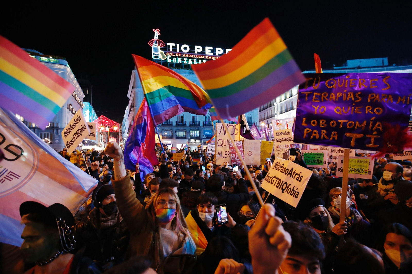 Multitud de personas se manifiestan en Sol por los derechos LGTBI