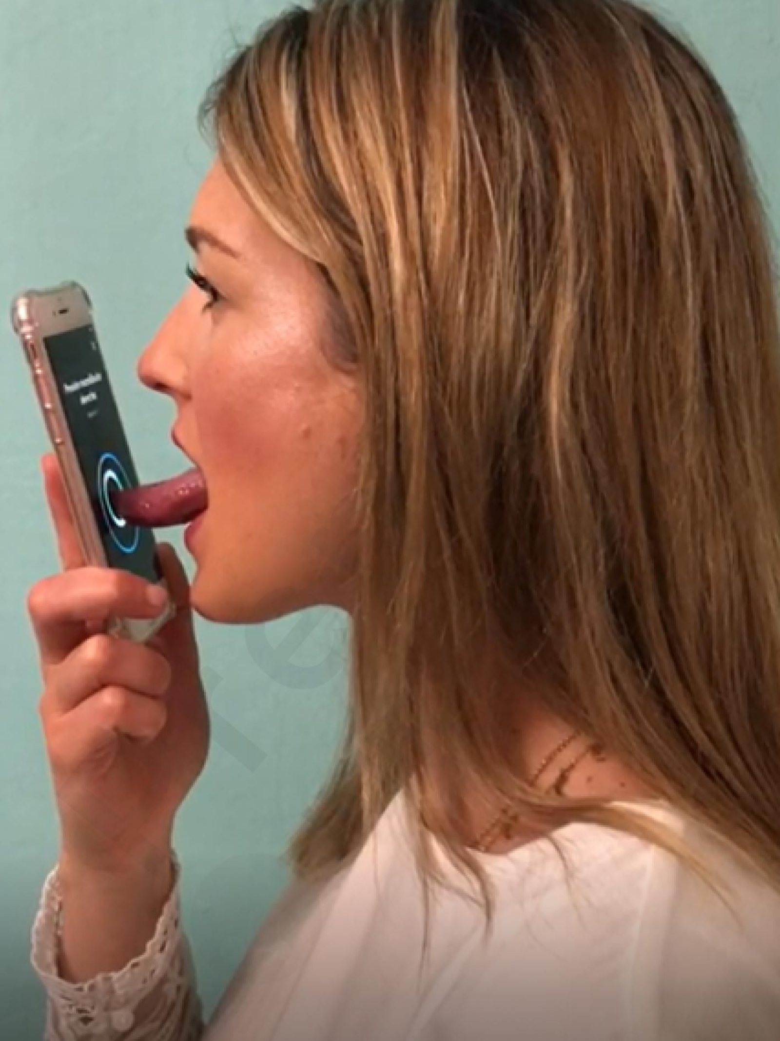 Una persona realiza los ejercicios de la aplicación contra la apnea del sueño