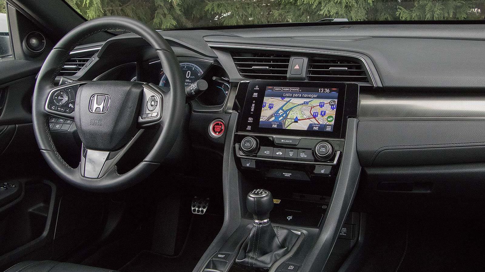 En el interior el Civic vuelve a presentarse como un coche diferente, sobre todo por su puesto de conducción.