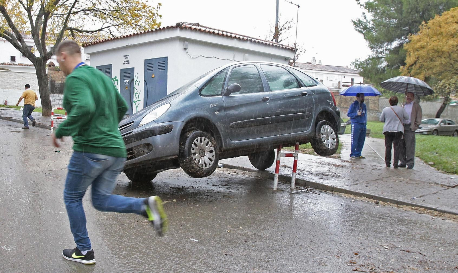 Un coche quedó sobre una protección para contenedores tras ser arrastrado por la zona de La Asunción.