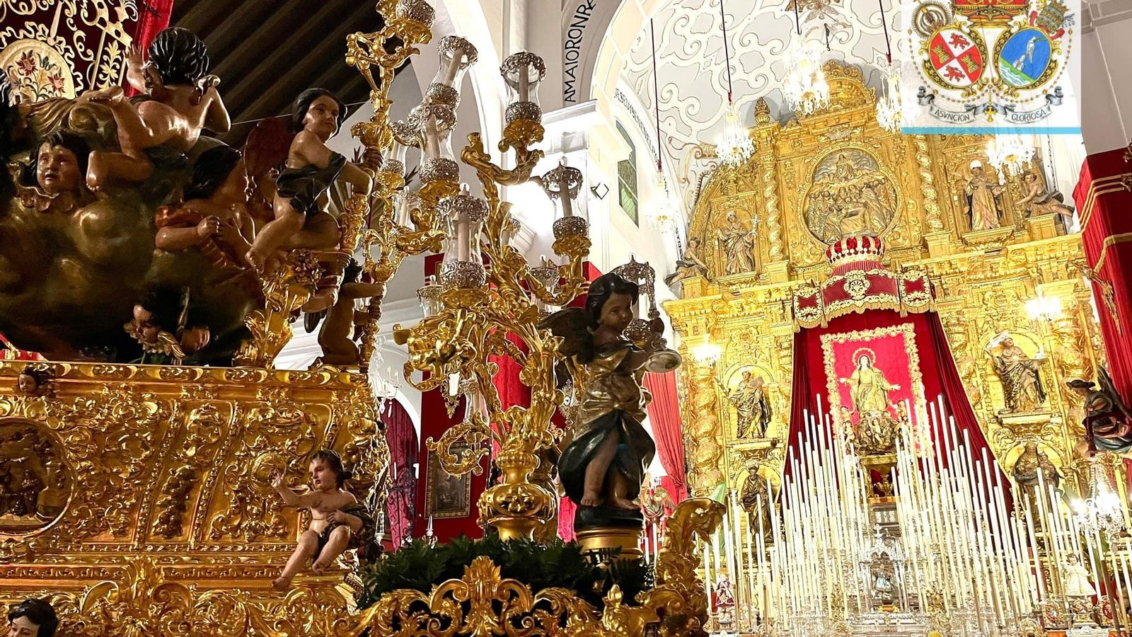 El paso de la Asunción de Cantillana frente al fastuoso altar de novena.