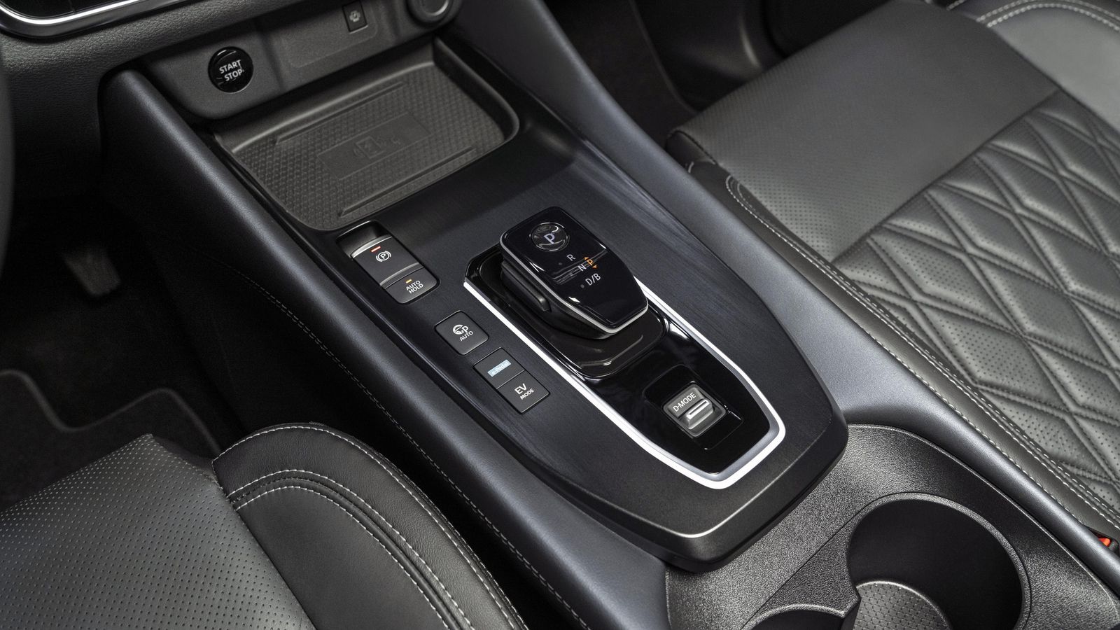 Desde la consola central es posible elegir la activación del modo eléctrico, la retención cuando no se está acelerando del e-Pedal o seleccionar los modos de conducción.