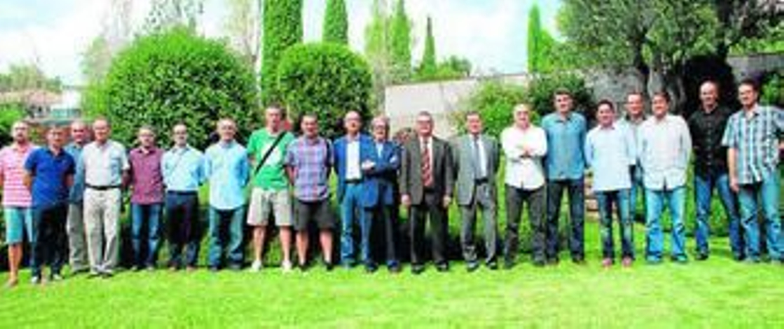 Los entrenadores, a excepción de Roth y Sito Alonso, posan con Francisco Roca, presidente de la ACB, y Juan María Gavaldá, presidente de la AEEB.