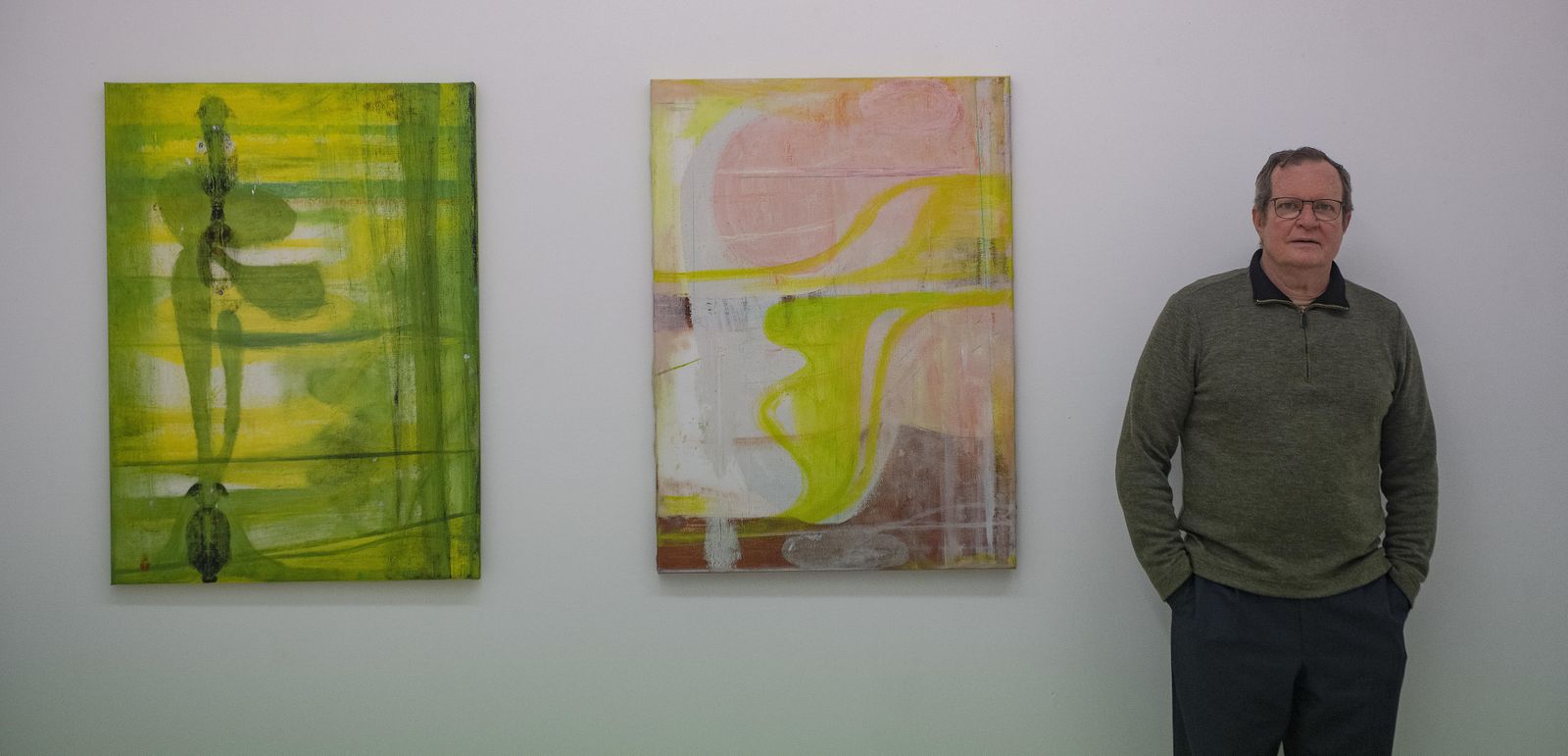 Juan Lacomba, junto a algunas de las obras que componen ‘Orillas y lindes’.