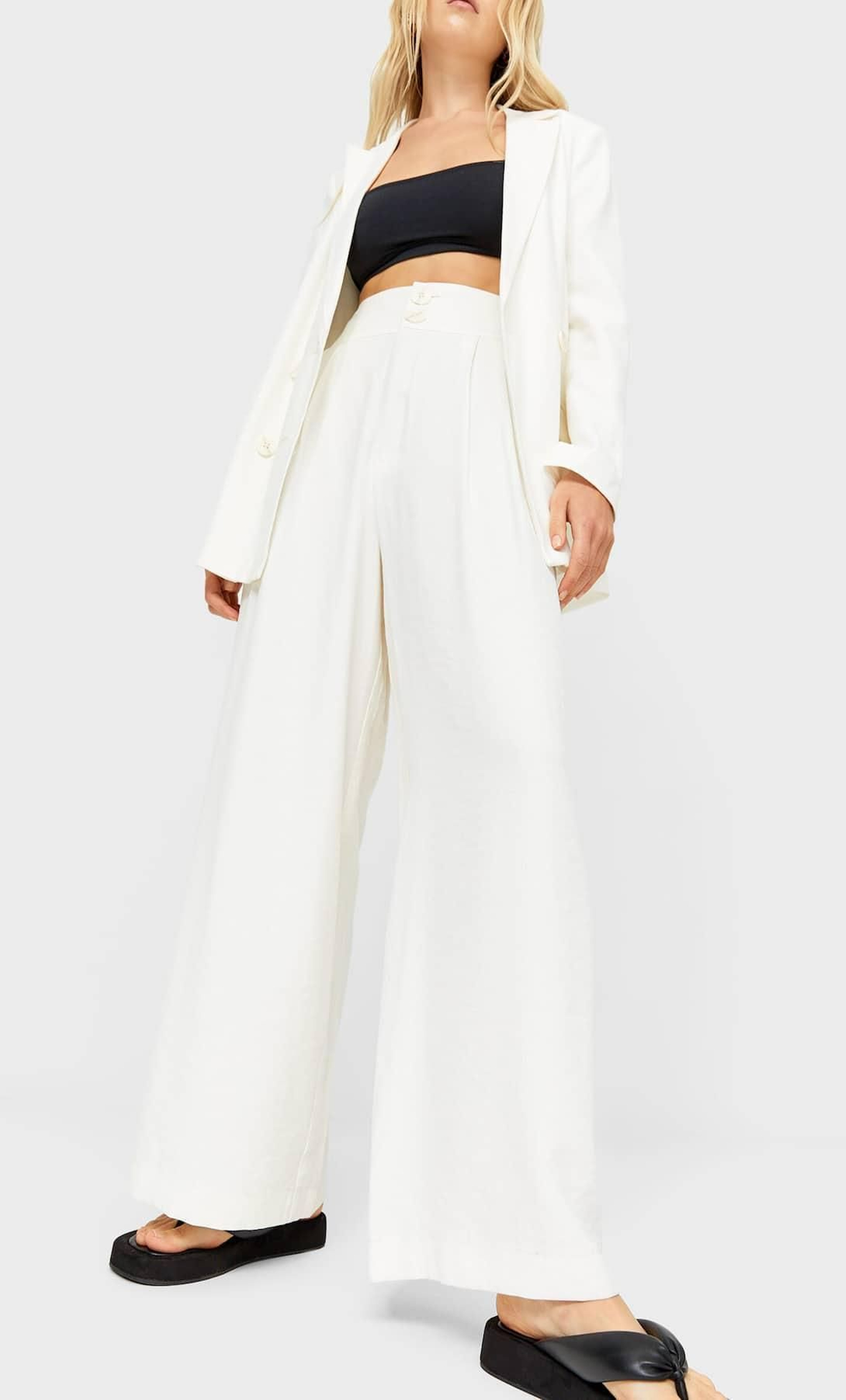 El pantalón blanco de Stradivarius.