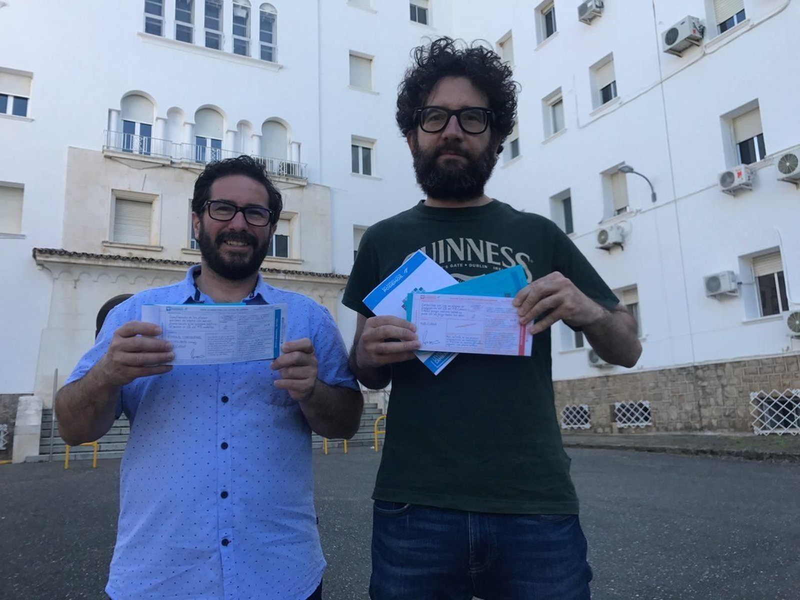David Moscoso y Jorge Hidalgo, ayer, frente al Hospital de los Morales.
