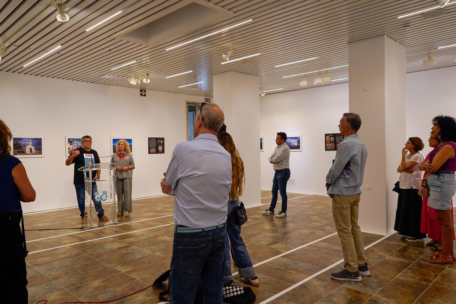 Imágenes de la inauguración de la exposición 'Ermitas de repoblación en la Sierra de Huelva' por La diputada de Cultura, Gracia Baquero, y el autor de la exposición, Jorge Garrido.