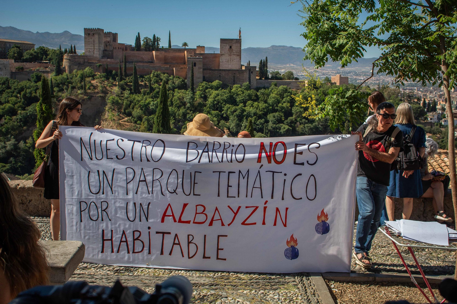 La protesta de los vecinos del Albaicín contra el turismo de masas, en imágenes