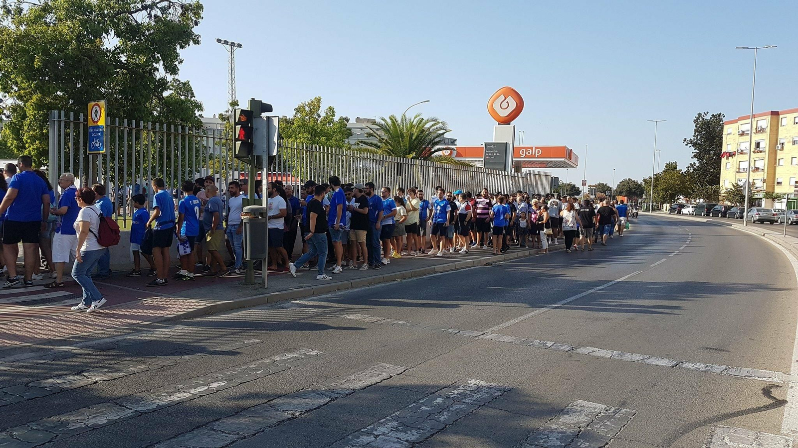 Los aficionados del Xerez CD hicieron cola para entrar en La Granja el domingo.