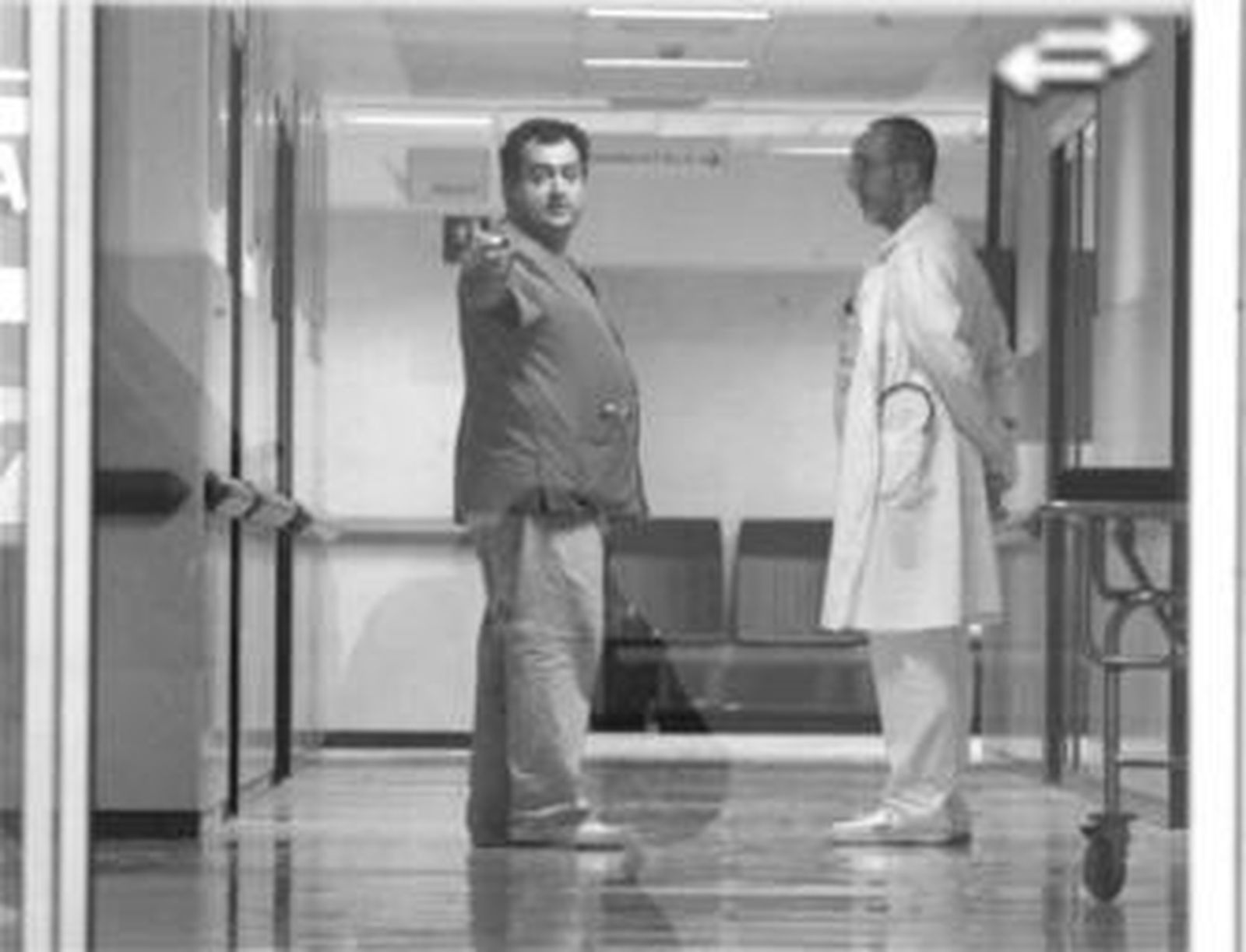 Dos facultativos charlan en uno de los pasillos de las nuevas Urgencias.