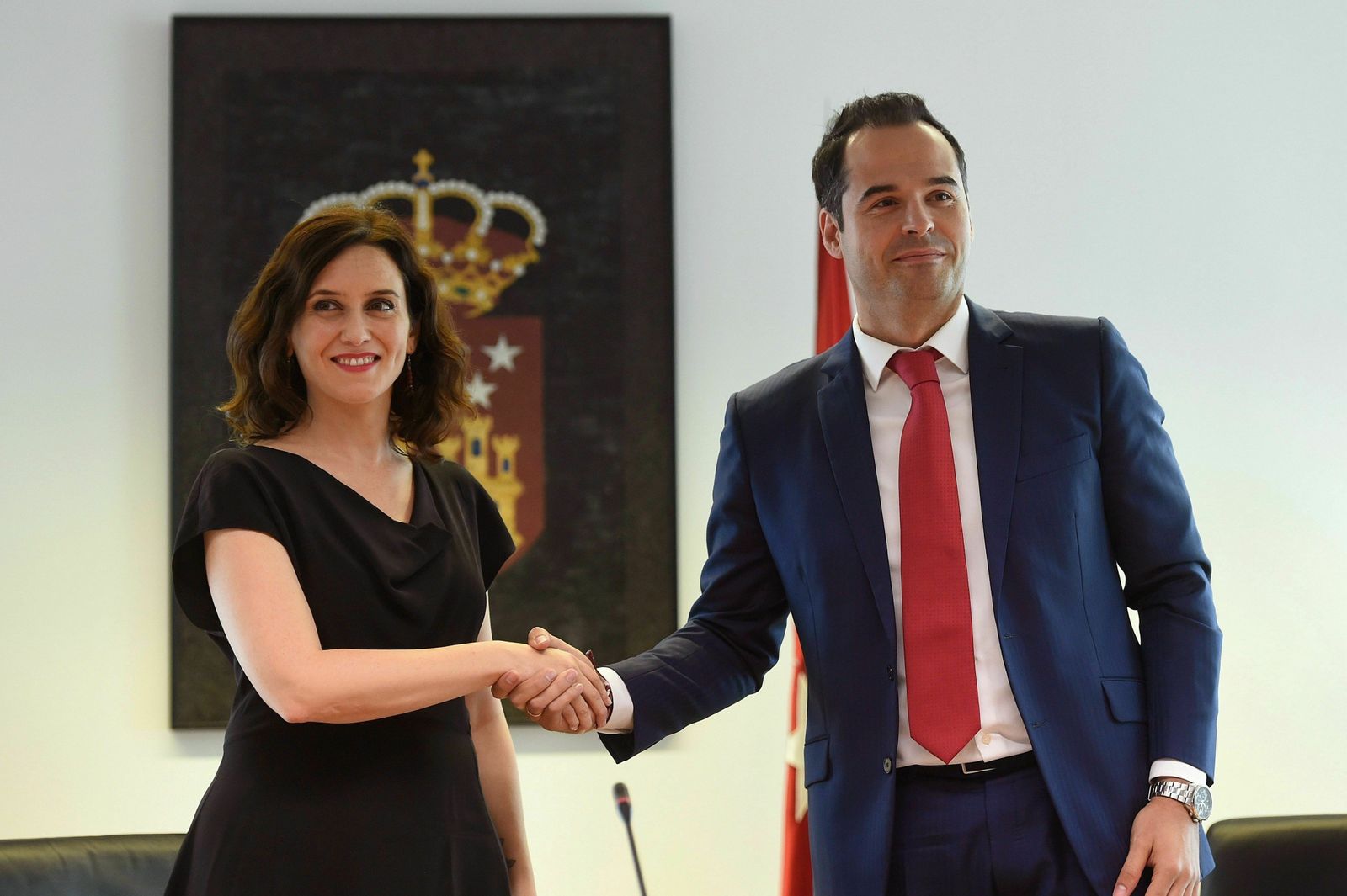Isabel Díaz Ayuso (PP) e Ignacio Aguado (Cs) estrechan las manos tras alcanzar un pacto para Madrid.