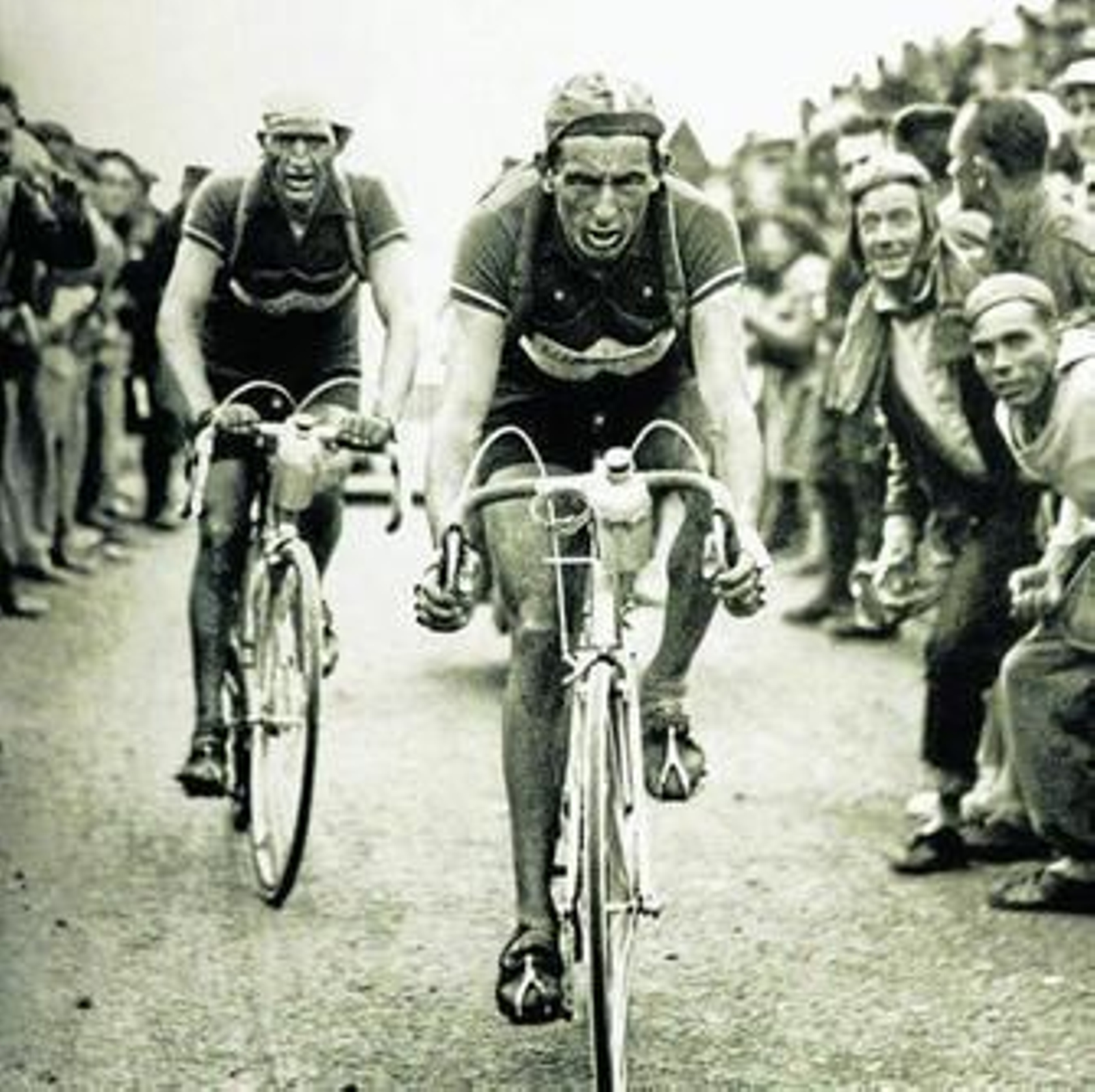 Fausto Coppi, en cabeza, y Gino Bartali, tras él, en una fotografía de 1949.
