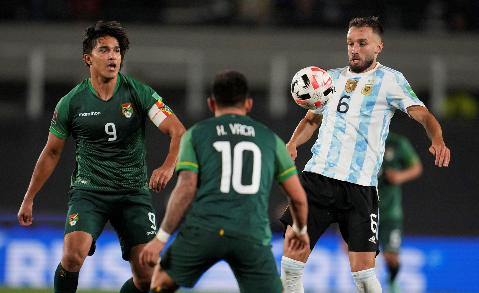 Germán Pezzella, en plena acción con la selección argentina.