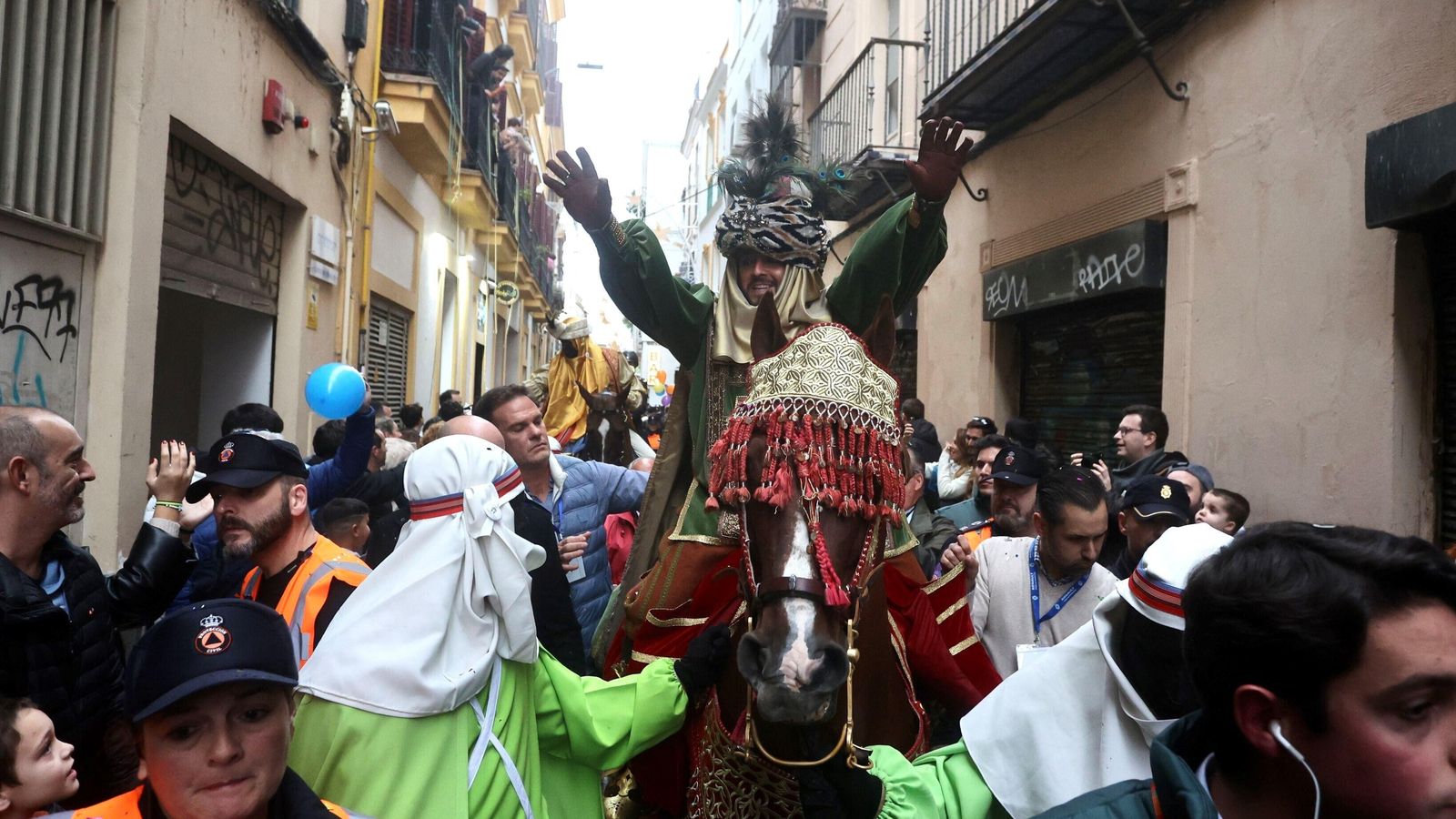 El Heraldo, a su paso por la calle Cuna, repleta de público.