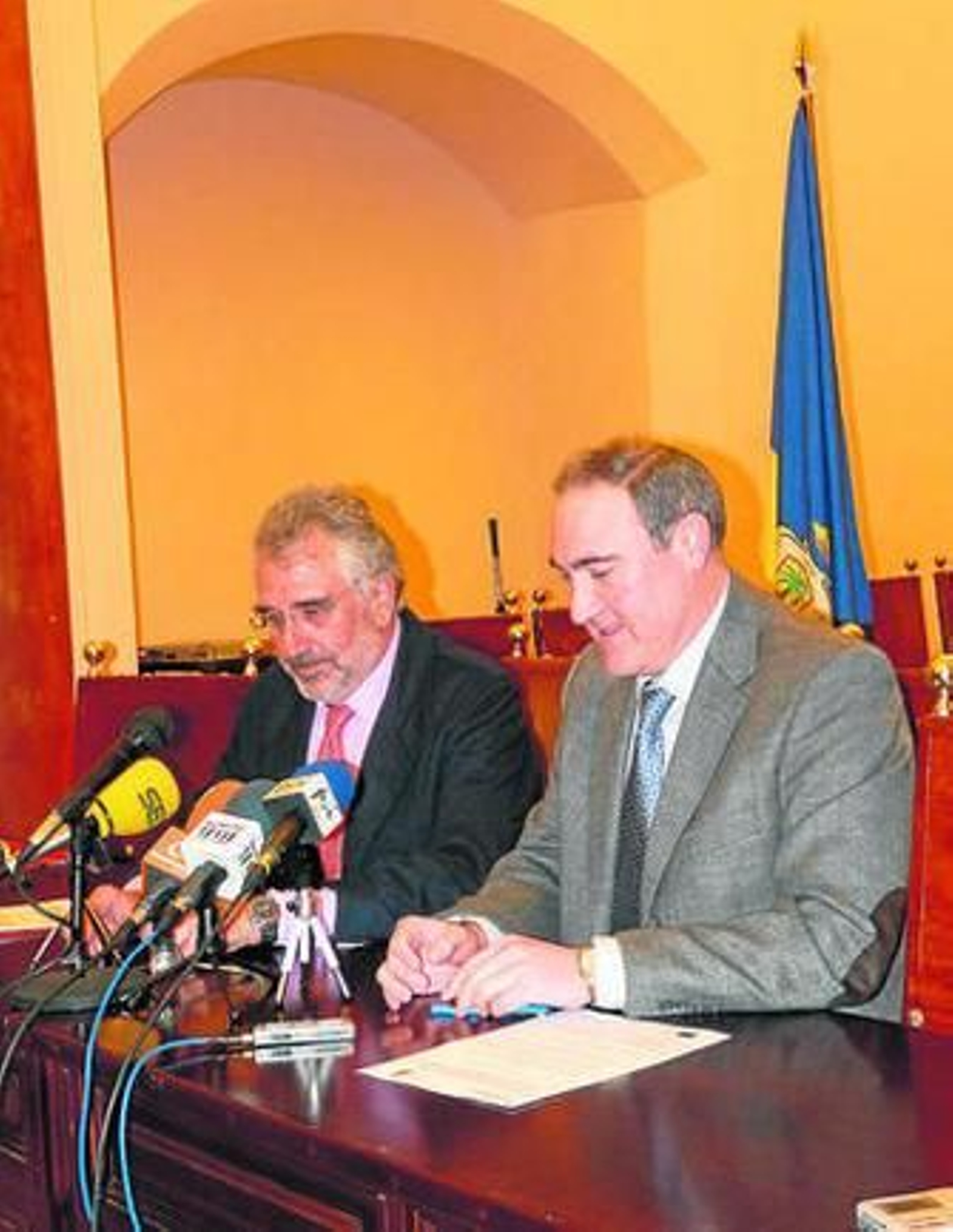 Fernández de Mesa y Almenara en la firma del anterior acuerdo. Fernández de Mesa y Almenara en la firma del anterior acuerdo.