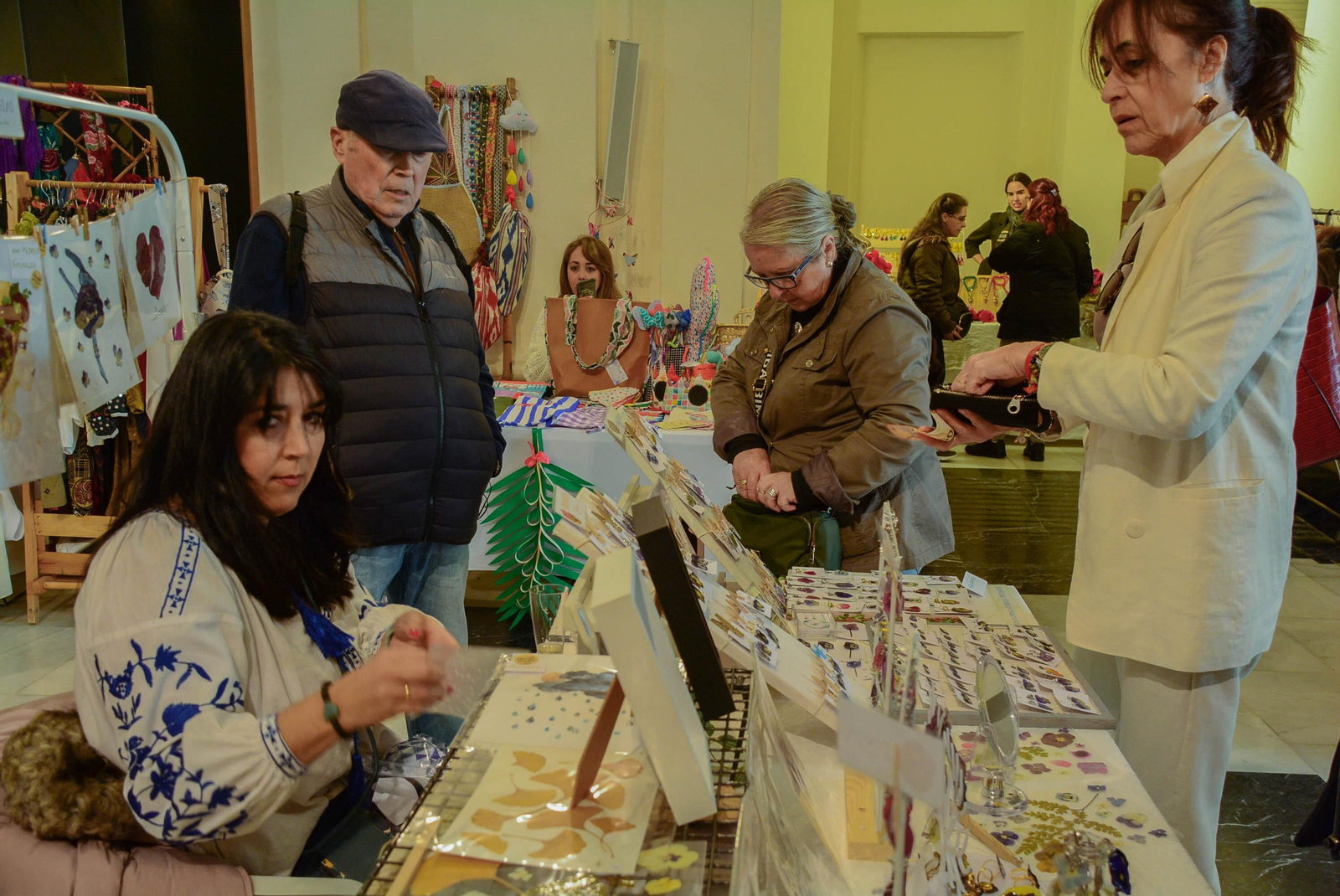 Las mejores imágenes del mercadillo solidario de la Asociación San Rafael Alzheimer de Córdoba Las mejores imágenes del mercadillo solidario de la Asociación San Rafael Alzheimer de Córdoba