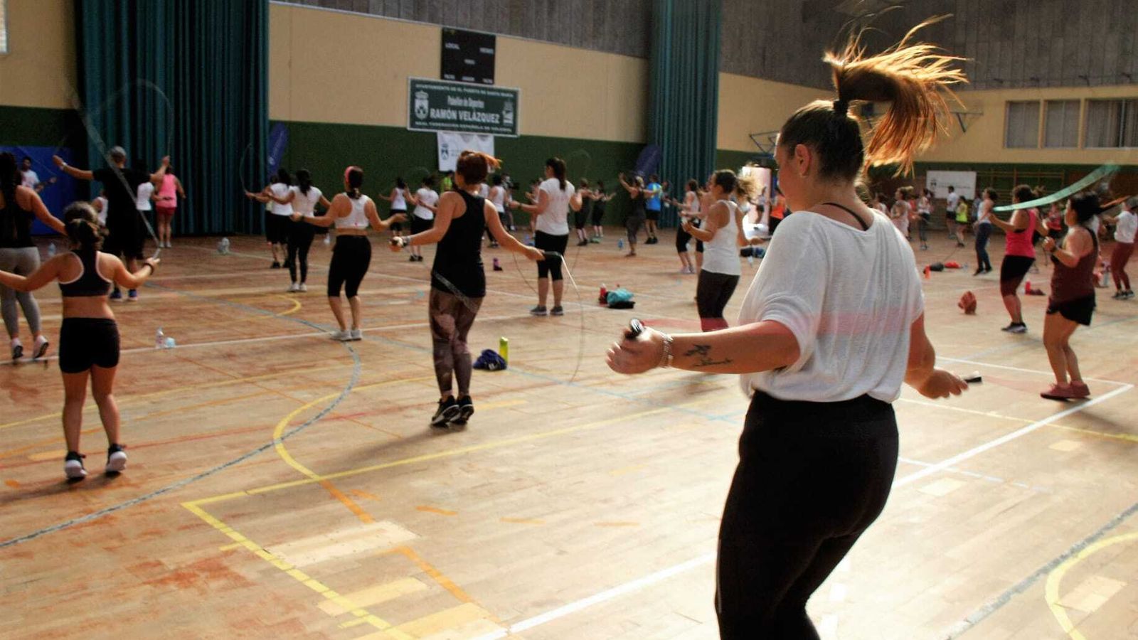 El deporte de saltar la comba, individual y colectivo, permite mantener las distancias  de seguridad.