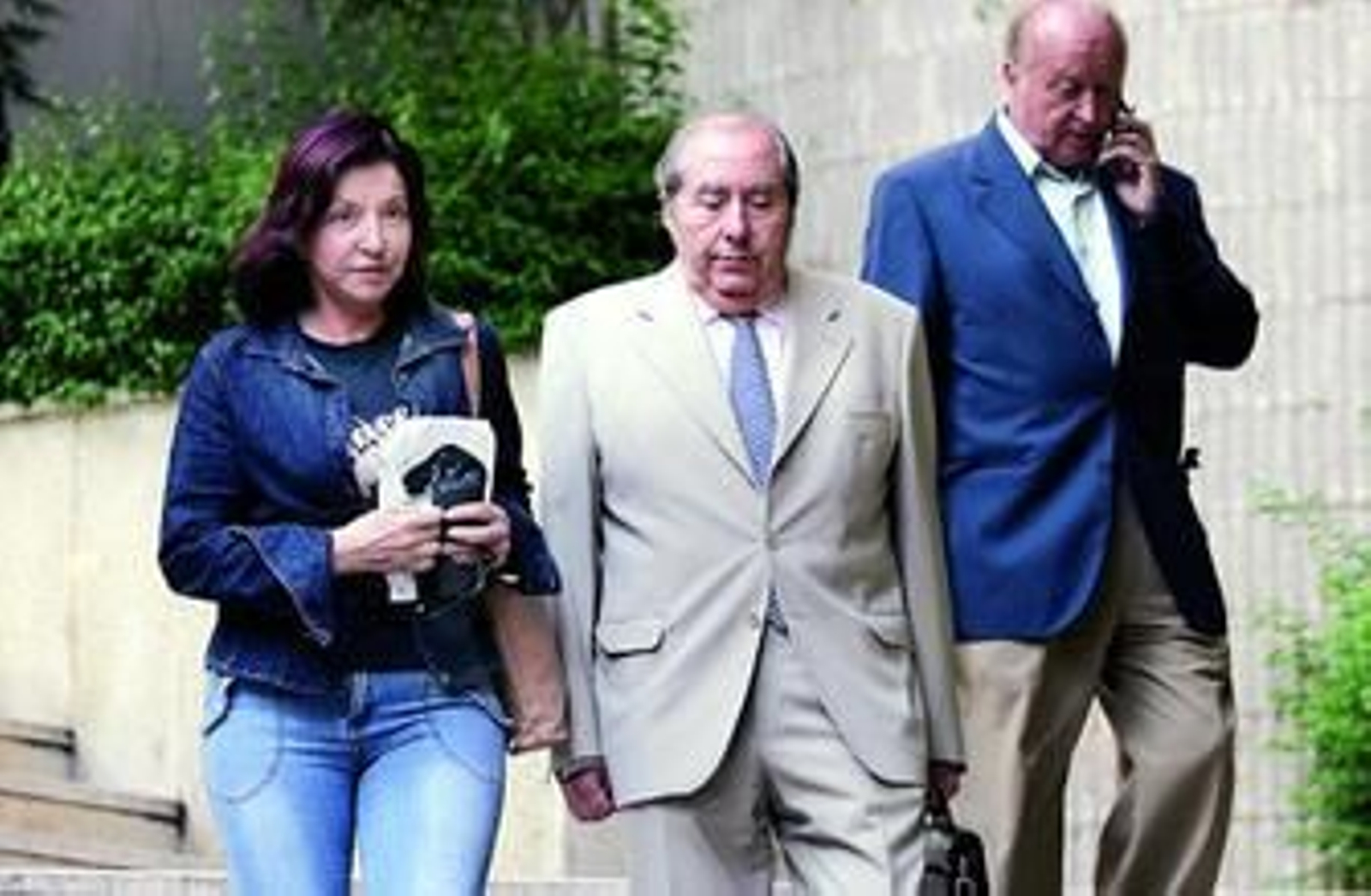 Carmen Revilla, junto a su abogado y su marido, en los juzgados de Marbella en 2006.