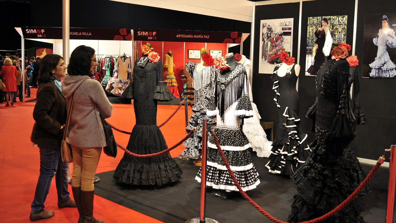 Expositor comercial de trajes de flamenca.